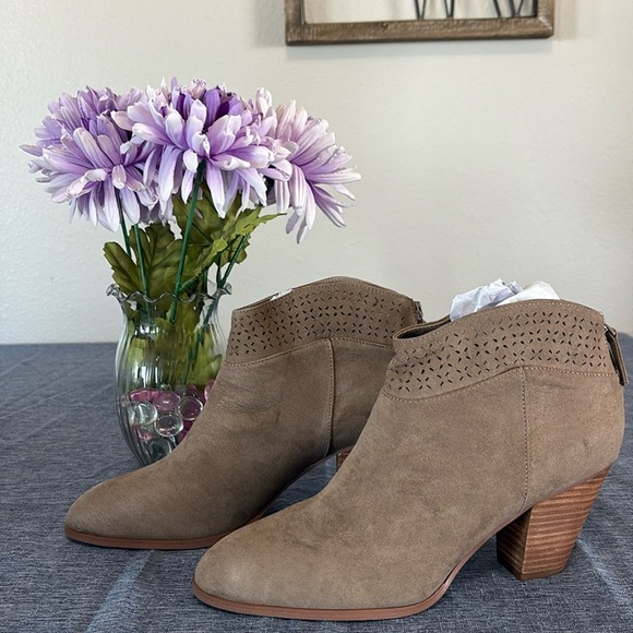 NWT Violet & Red Women’s Size 8 and 10 Jackson Lazer Cut Topline Tan Booties - Picture 1 of 7